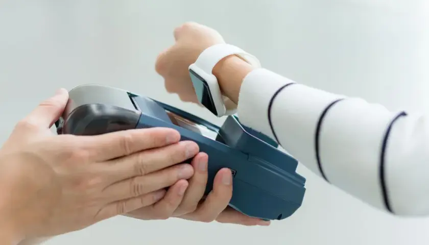 Płatność zbliżeniowa zegarkiem w Finlandii. Bezgotówkowe transakcje, gdzie waluta euro jest obsługiwana przez nowoczesne technologie.