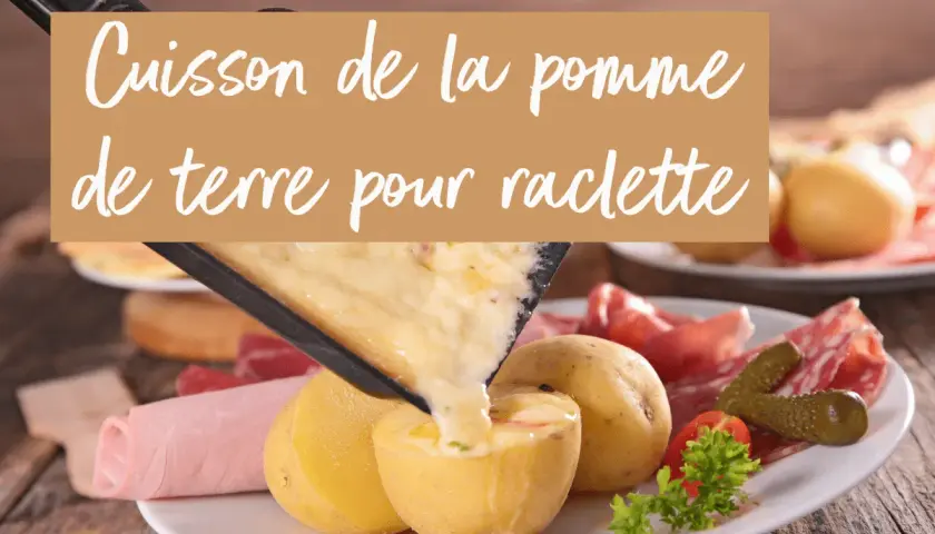 Une spatule verse du fromage fondu sur des pommes de terre pour raclette. Accompagné de charcuterie et de cornichons.