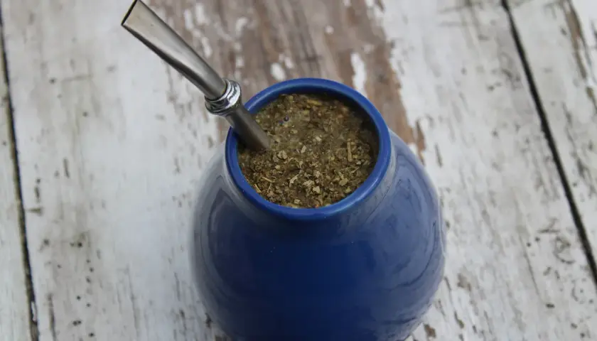 Niebieska tykwa z yerba mate i metalową bombillą. Idealna na początek przygody z tym napojem.