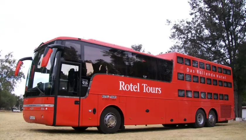 Czerwony, dwupiętrowy autobus Rotel Tours, znany jako "Das Rollende Hotel". To mobilny hotel, który zabiera podróżnych w niezwykłe miejsca.