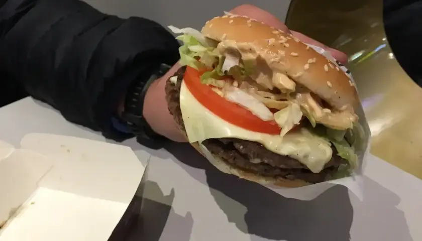 Podwójny burger z serem, sałatą i pomidorem. Zastanawiasz się, ile kosztuje McRoyal?