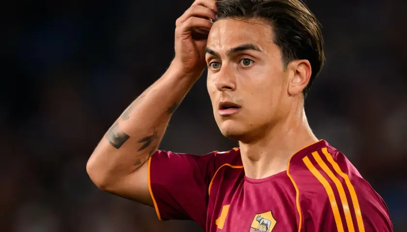 Piłkarz AS Roma, Paulo Dybala, z tatuażami na ramieniu, w koszulce klubowej. Jego transfer do Romy był gorącym tematem.