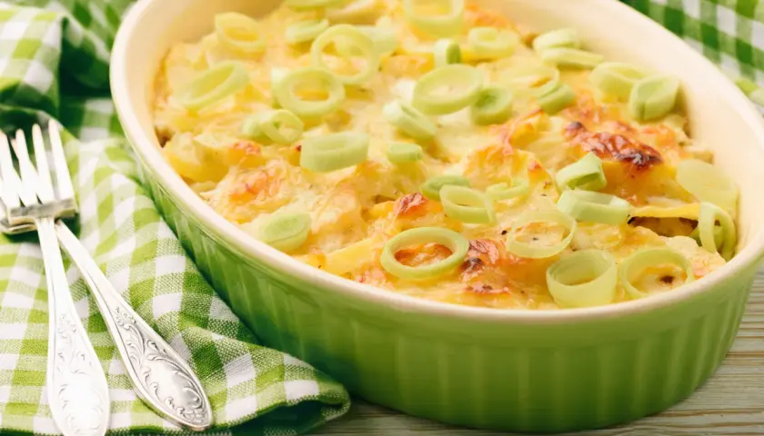 Herzhafte Kartoffel-Lauch-Auflauf-Rezepte: goldbraun überbacken, garniert mit Lauchringen. Perfekt für ein gemütliches Essen.