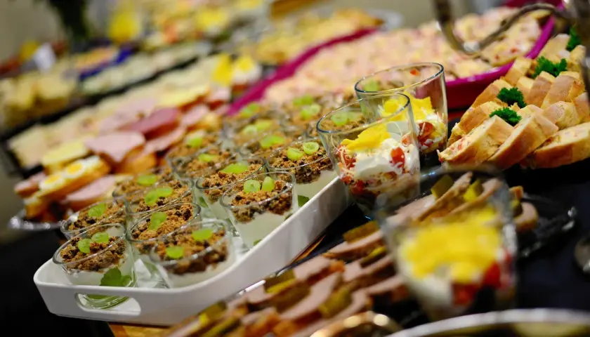 Pyszne przekąski i desery na imprezy w Warszawie. Catering Warszawa imprezy to gwarancja udanego przyjęcia.