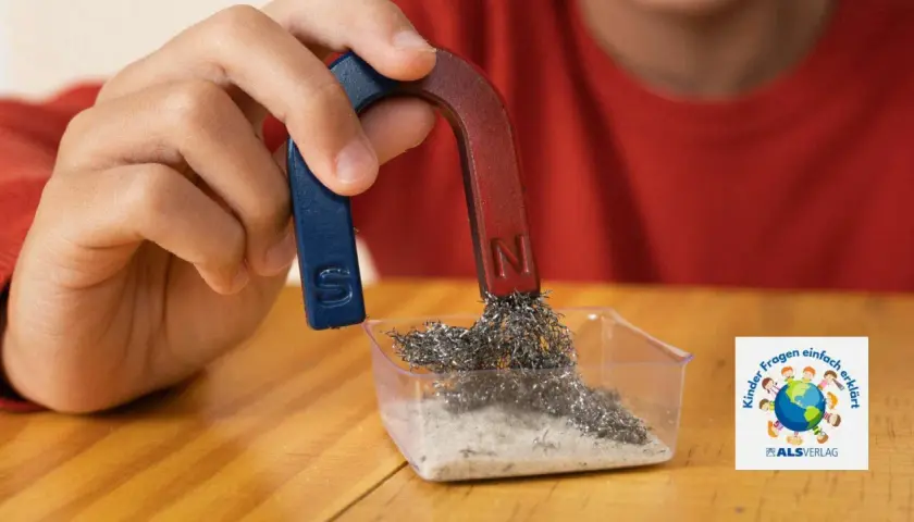 Ein Kind experimentiert mit einem Hufeisenmagneten und Metallspänen. Ein spannendes Thema für den Magnetismus in der Grundschule.