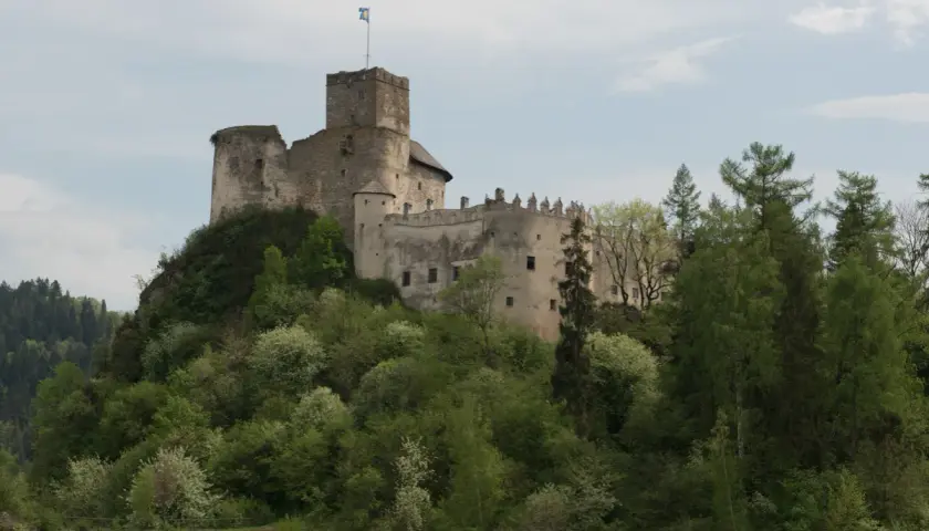 Zamek w Czorsztynie, malowniczo położony na wzgórzu, to jedna z głównych atrakcji regionu. Otoczony zielenią, z widokiem na jezioro, zaprasza do odkrywania historii.