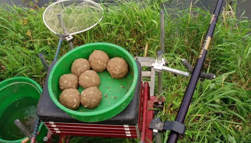 Domowa zanęta na leszcza: 4 przepisy i sekret sukcesu