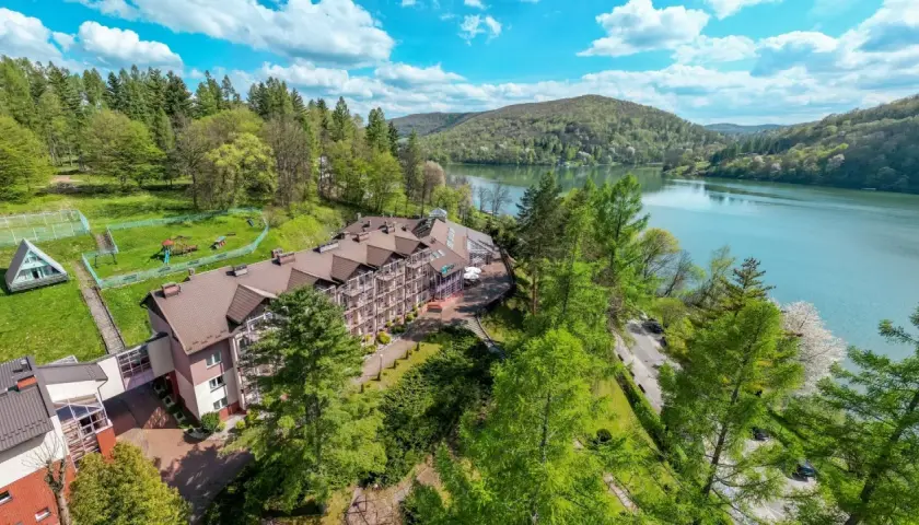 Malowniczy hotel Bieszczady z basenem, otoczony zielenią i jeziorem, zaprasza na relaks.