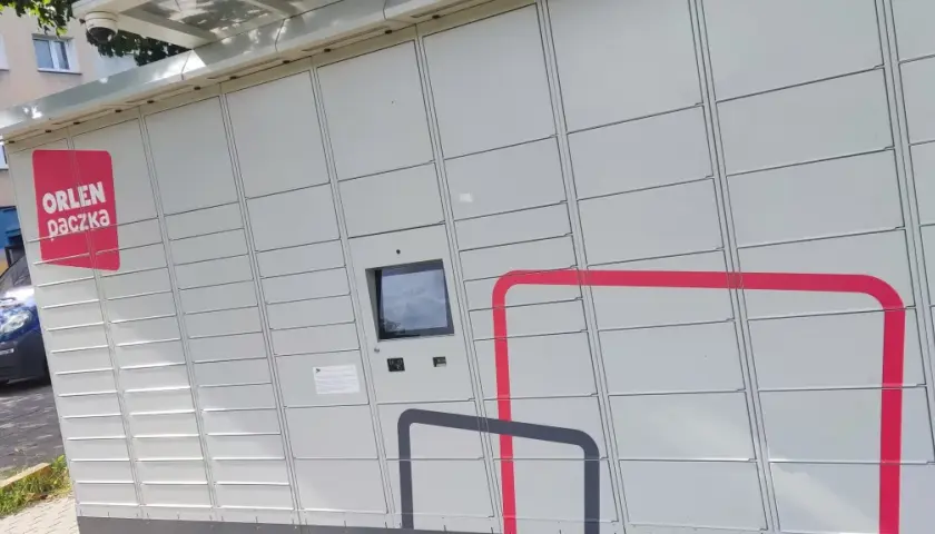 Automat paczkowy ORLEN Paczka z logo marki i ekranem dotykowym.
