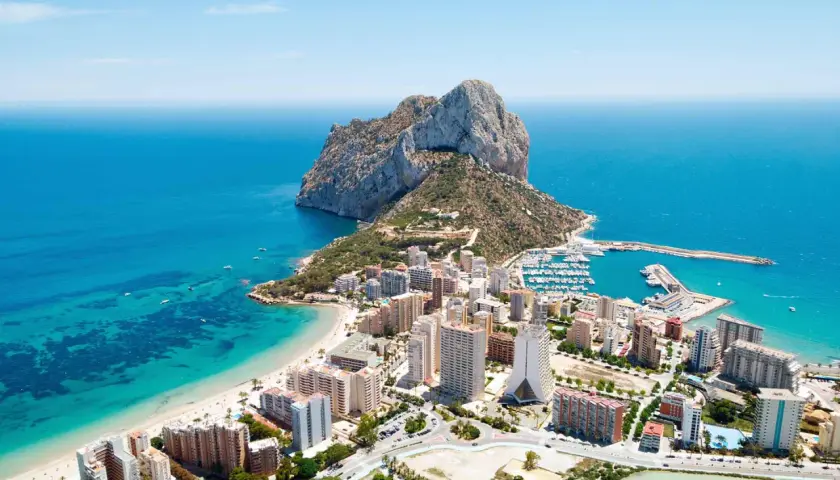 Costa Blanca con el Peñón de Ifach. Busca ofertas de hoteles de última hora para disfrutar de este paraíso.