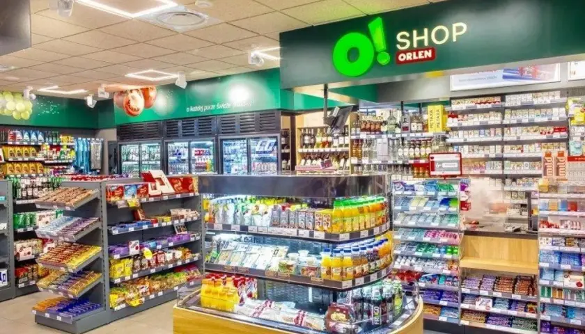 Sklep ORLEN oferuje szeroki wybór produktów: napoje, słodycze, przekąski i inne.