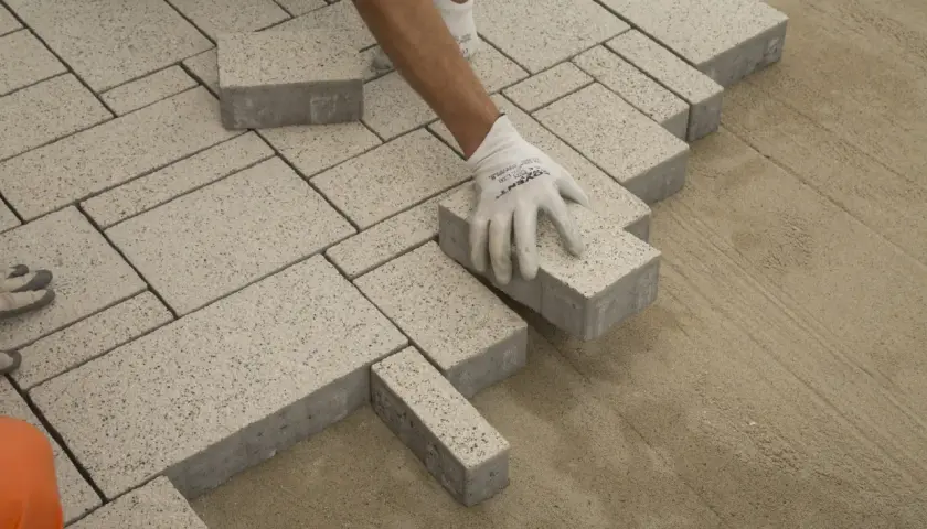 Jak ułożyć kostkę brukową na podjeździe bez błędów i oszczędności