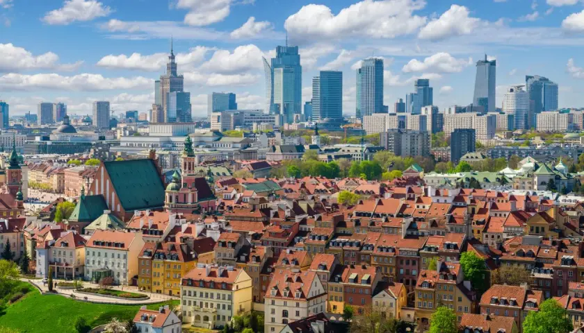 Widok na warszawską Starówkę i nowoczesne wieżowce, symbolizujące połączenie historii z rozwojem jednych z największych polskich miast.