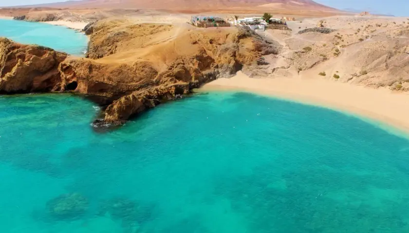 Aguas turquesas y arena dorada en Lanzarote. ¡Aprovecha nuestras ofertas de viajes a Lanzarote todo incluido 2x1!