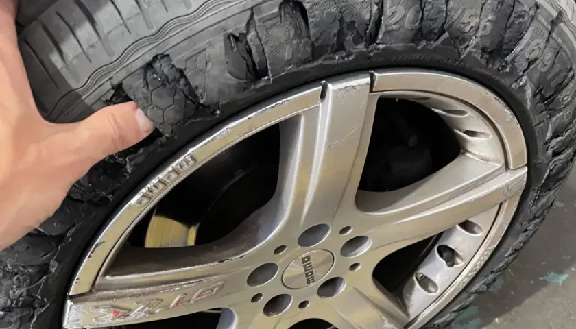 Neumático destrozado, con la goma desgarrada y expuesta. Si se pincha una rueda hay que cambiar las dos para evitar accidentes.