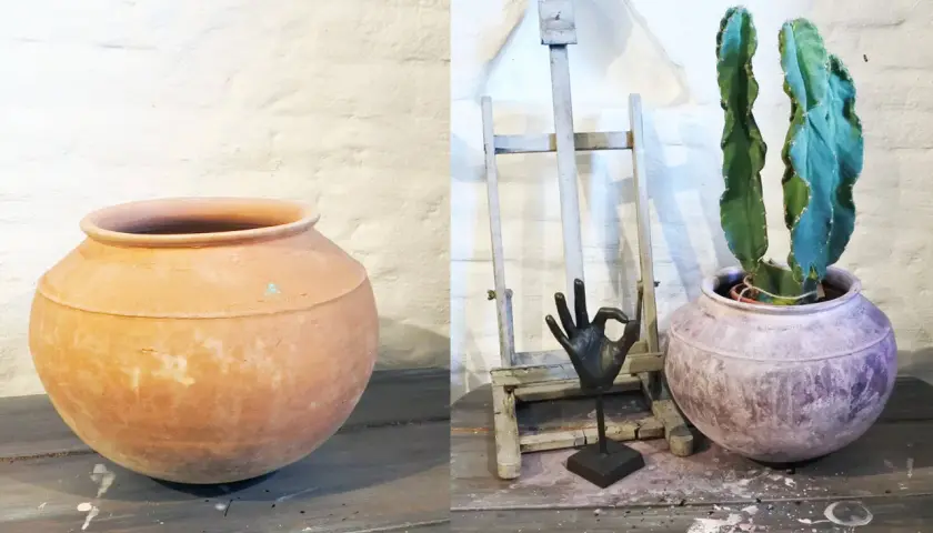 Två krukor, en ommålad i lila och en i terrakotta, redo att måla krukor. En kaktus växer i den lila krukan.