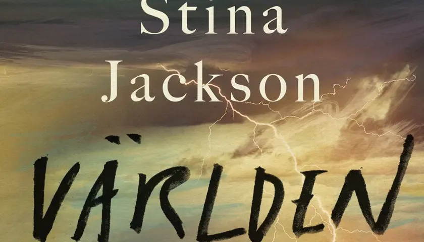 Stina Jackson, författaren till "Världen", i en dramatisk, åskfylld himmel.