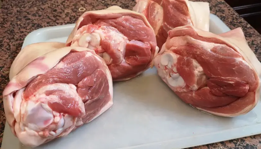 Jak podgrzać golonkę z Biedronki w piekarniku, aby była soczysta?