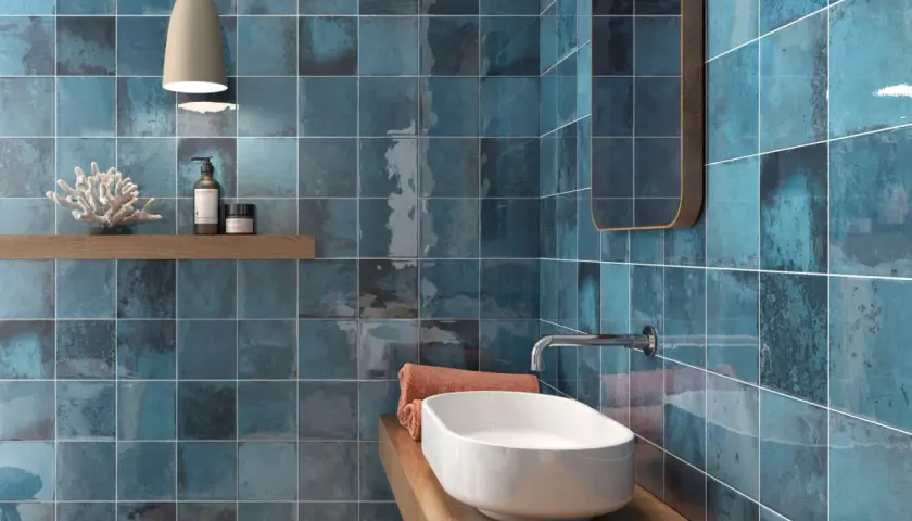 Badfliesen Ideen: Blaue, glänzende Wandfliesen mit metallischem Schimmer, die ein modernes Badezimmerambiente schaffen.