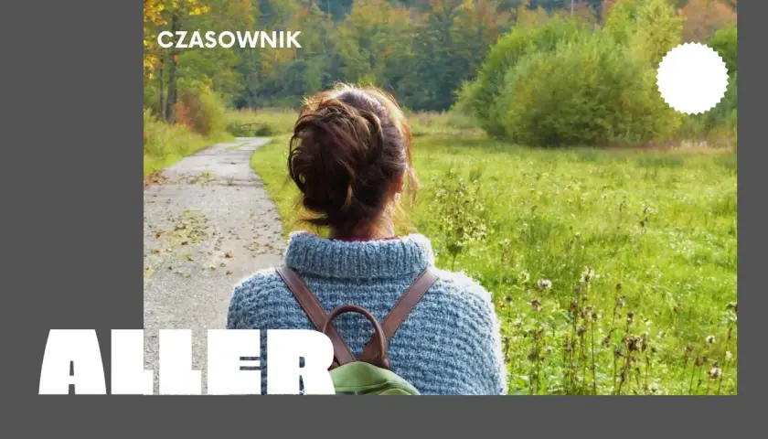 Kobieta w jesiennym swetrze i plecakiem idzie ścieżką w lesie. To **aller odmiana** natury.