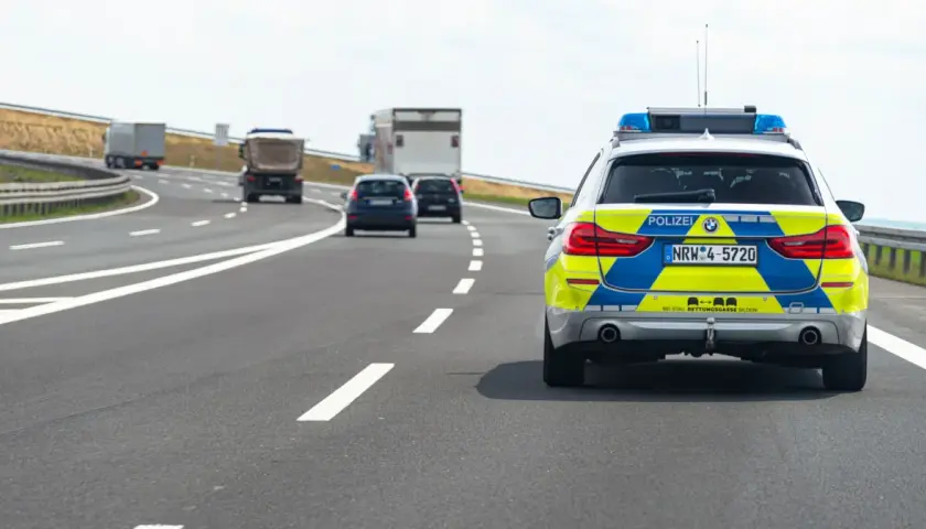Niemiecka policja na autostradzie. Zastanawiasz się, ile kosztuje autostrada w Niemczech? Obecnie jest bezpłatna dla samochodów osobowych.