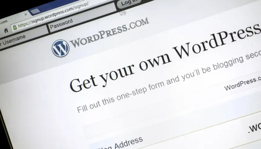 Strona rejestracji WordPress.com. Zastanawiasz się, wordpress co to? To platforma do tworzenia stron i blogów.