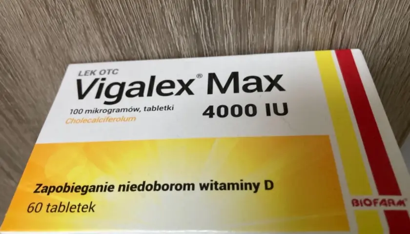 Opakowanie leku Vigalex Max 4000 IU, zapobiegającego niedoborom witaminy D. Zawiera 60 tabletek.