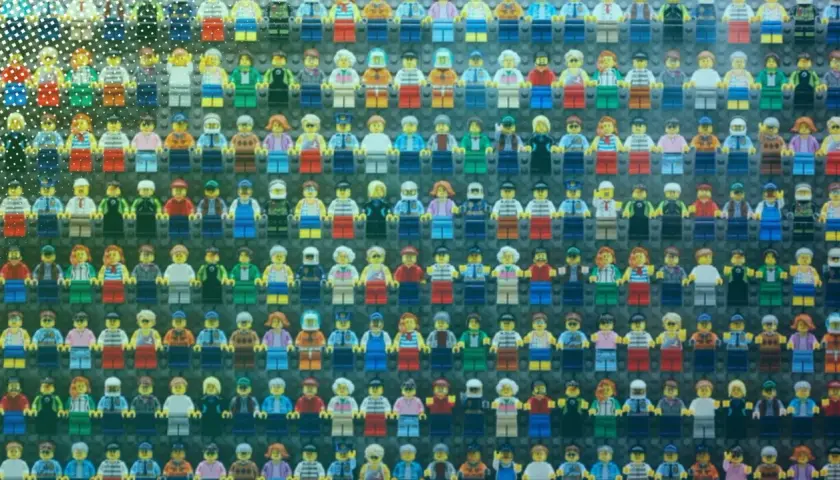 Eine Wand voller Lego-Figuren, ein Paradies für jeden Lego Insider.