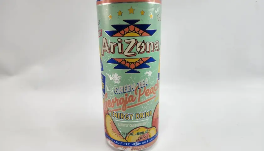 Puszka Arizona Green Tea Georgia Peach. Czy napój Arizona to energetyk? Tak, jest to lekko gazowany napój energetyczny.