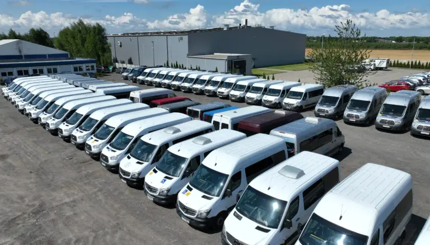 Wynajem busa Poznań: Cennik i porady, jak nie przepłacić!