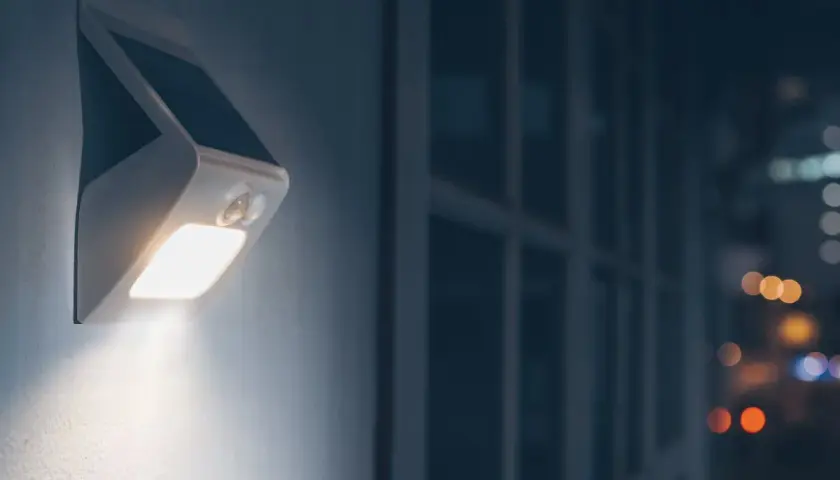 Luz solar con sensor de movimiento se activa al detectar presencia, iluminando la noche.