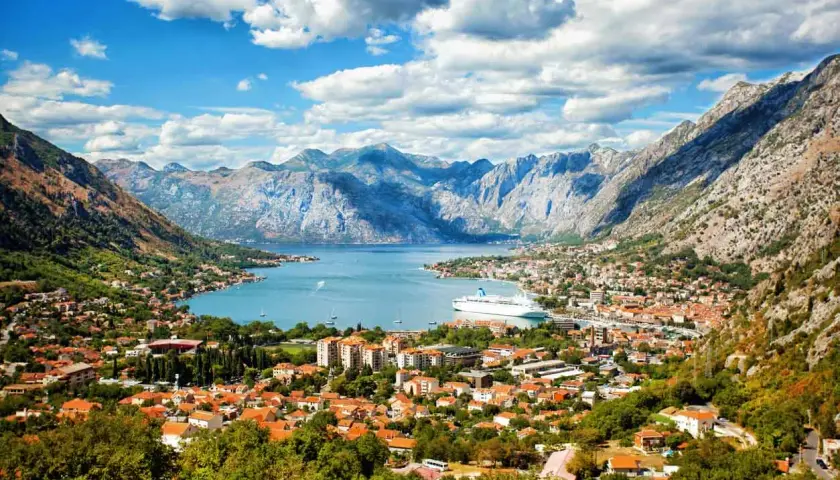 Bucht von Kotor, Montenegro: rote Dächer, Berge, Kreuzfahrtschiff. Entdecken Sie die Geheimtipps dieser malerischen Küstenstadt.