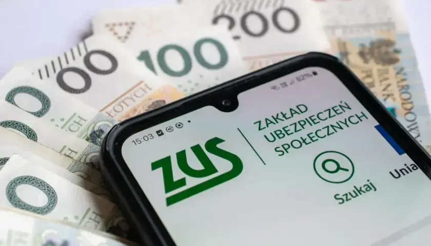 Złotówki i smartfon z aplikacją ZUS. Wniosek o świadczenie rehabilitacyjne złożysz online.