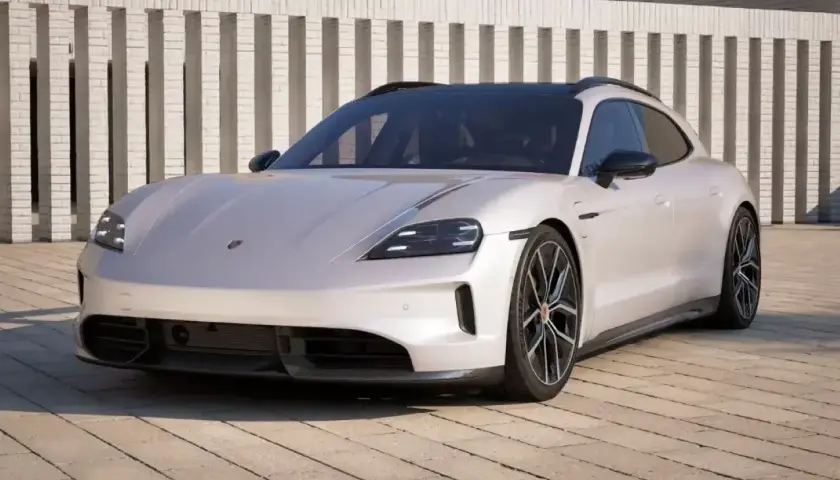 Biały Porsche Taycan Cross Turismo na tle nowoczesnej architektury. Sprawdź aktualną porsche taycan cena.