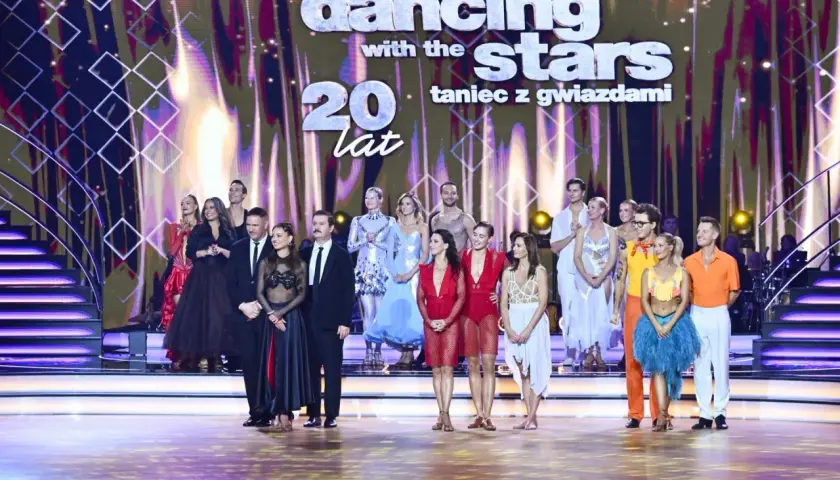 Uczestnicy "Tańca z Gwiazdami" na scenie. Kto odpadł z tańca z gwiazdami? Dziś dowiemy się, kto opuszcza program.