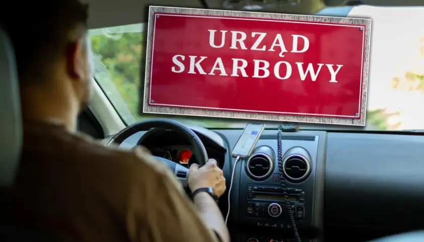 Kierowca w samochodzie widzi tablicę "Urząd Skarbowy", zastanawiając się, ile podatku od zakupu auta zapłaci.