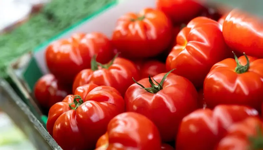 Un panier rempli de tomates rouges et juteuses, un vrai truc de grand-mère pour avoir de belles tomates.