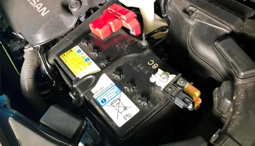 Akumulator Nissan z oznaczeniem Pb. Czy kupując akumulator trzeba oddać stary? Warto sprawdzić lokalne przepisy.