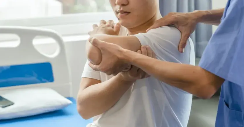 Ortopeda czy fizjoterapeuta przy bólu pleców? Sprawdź, kogo wybrać!