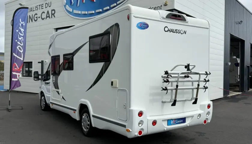 Camping-car Chausson 628 EB blanc, vu de l'arrière, avec porte-vélos. Idéal pour un avis camping-car.