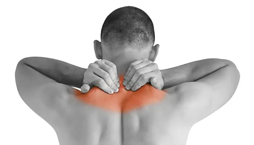 Hombre con dolor en el cuello y hombros, resaltado en rojo, sugiriendo un **pinzamiento nervio trapecio**.