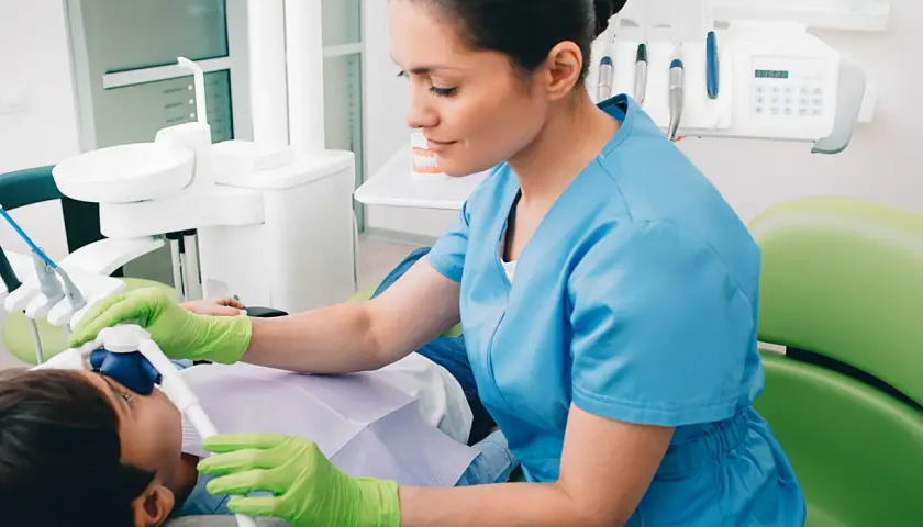 Czym znieczula dentysta? Poznaj skuteczne metody bez bólu