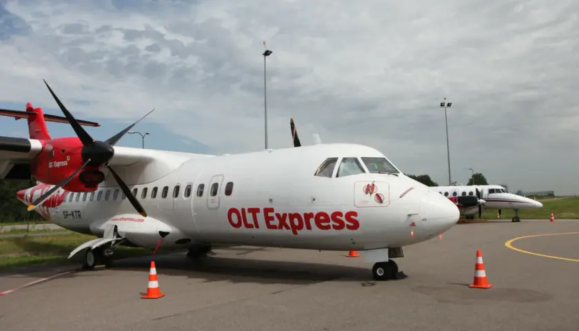 Samolot OLT Express na płycie lotniska.