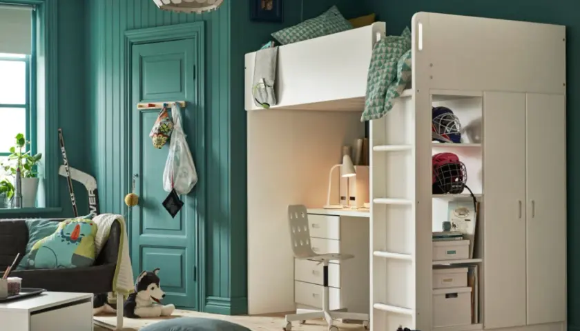 Coole Jugendzimmer Ideen: Hochbett mit Schreibtisch, Hockeyausrüstung und Kuscheltieren.