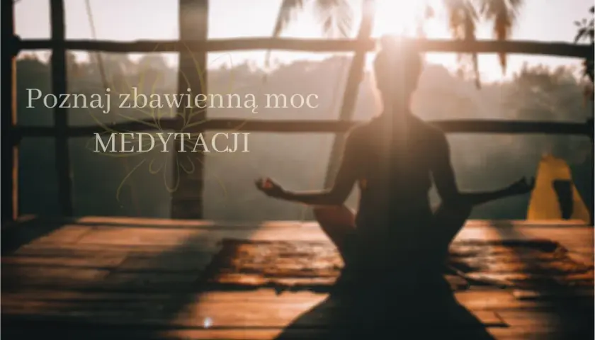 Sylwetka osoby medytującej o wschodzie słońca. Poznaj zbawienną moc medytacji.