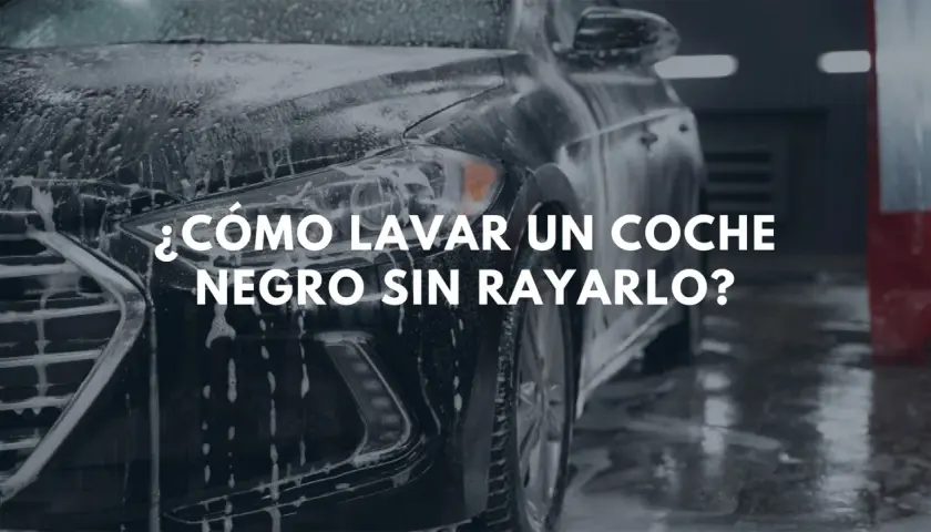 ¿Cómo lavar un coche negro en casa sin rayarlo? El coche está cubierto de espuma, listo para un lavado seguro.