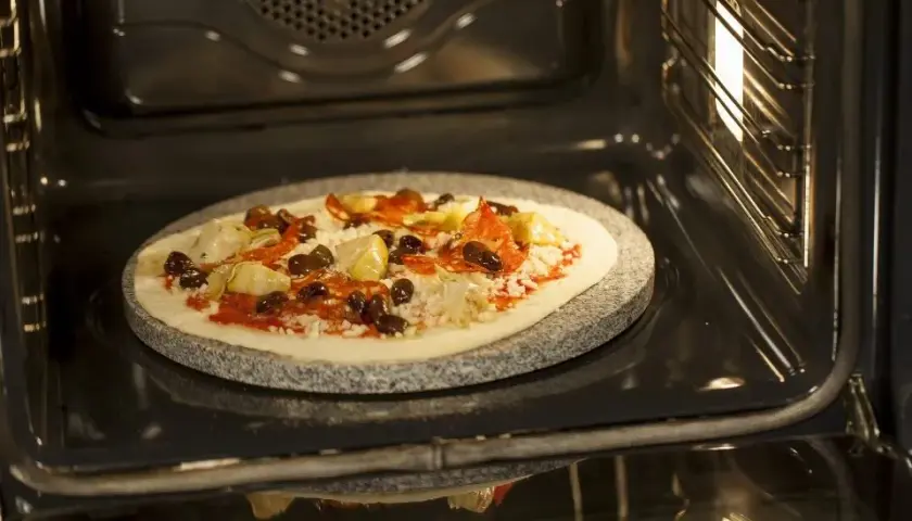 Ile piec pizzę na kamieniu, aby uzyskać idealny smak i chrupkość?
