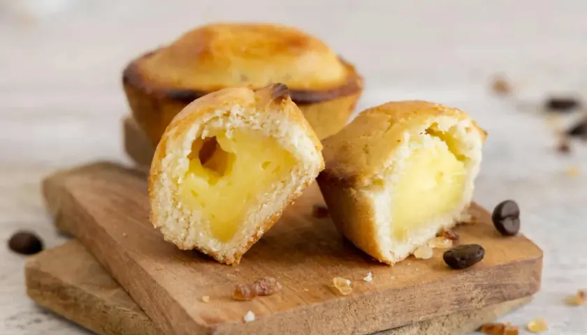 Pasticciotti leccesi, dolci tipici da provare a Lecce, con ripieno cremoso alla crema pasticcera.