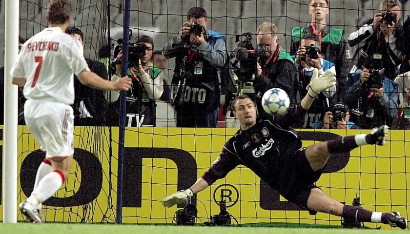 Bramkarz Liverpoolu w akcji ratuje bramkę. Piłka zmierza w jego stronę, a on wykonuje efektowny rzut.