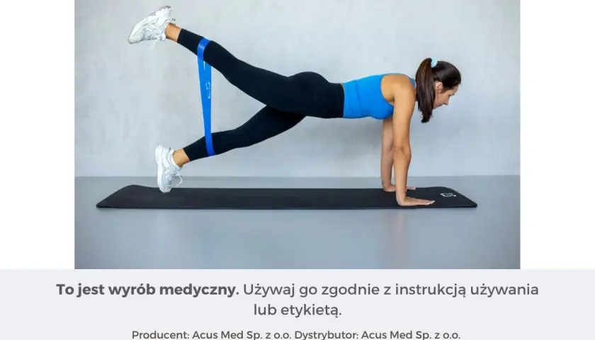 Kobieta wykonuje ćwiczenie z taśmą oporową na pośladkach, aby zapobiec zakwasom.
